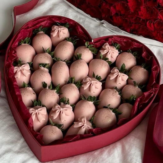 Сердце из клубники в шоколаде с бантиками 😍