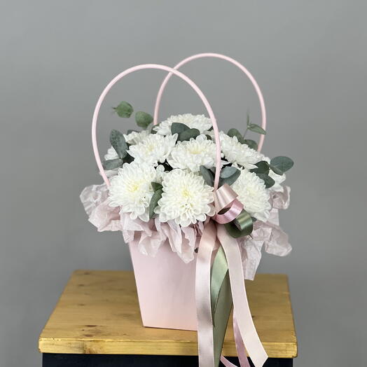 Цветы в сумочке белоснежный букет