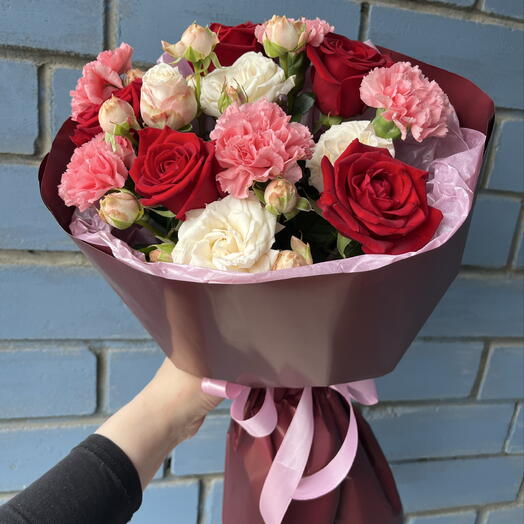 🌹Букет из роз и диантусов в вишневой упаковке