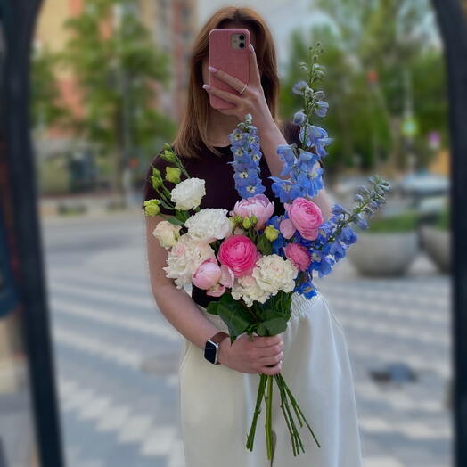 Букет из дельфиниума, эустомы, пионов и ранункулюсов