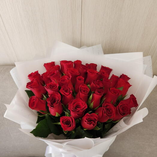 35 роз бордовых