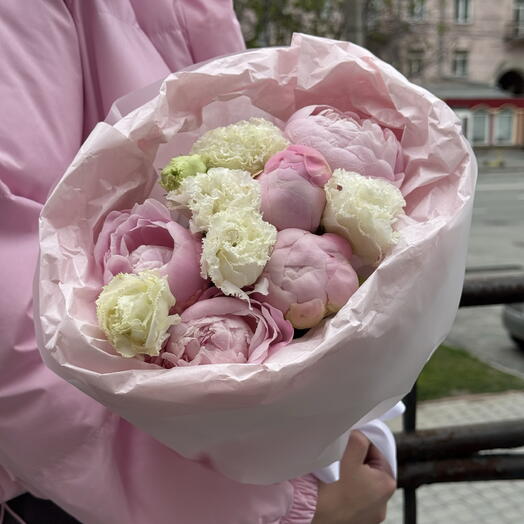 Букет из пионов и эустомы