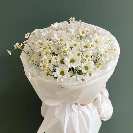 Букет из 3-х хризантем с ромашками