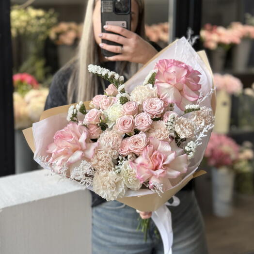 «Soft Garden» букет с французскими розами и пионовидными кустовыми розами B01