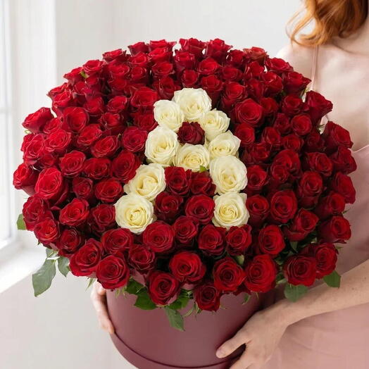Композиция из 101 розы с инициалом