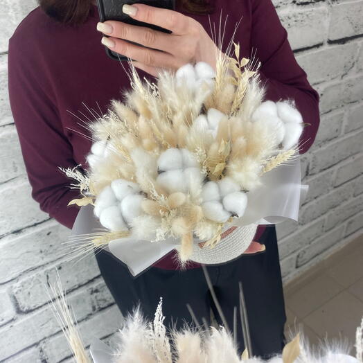 Композиция из хлопка и лагуруса и лимониумом