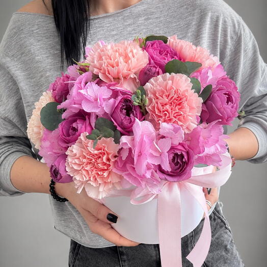 PEONY TREND BOX L: Пионовидные розы, ароматный эвкалипт и гортензия в коробке с диантусом