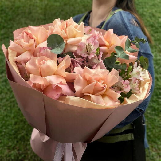 Букет из 5 Французских роз с нежной альстромерией💐