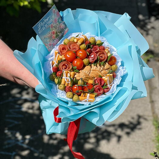 Мужской букет с колбасами и сырами летний