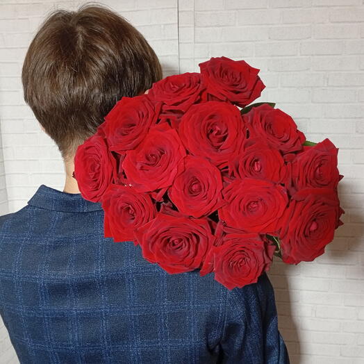 15 красных роз 60см Red Naomi под ленту