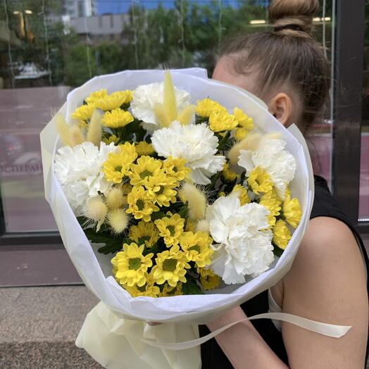 Авторский букет с гвоздиками и Сантини