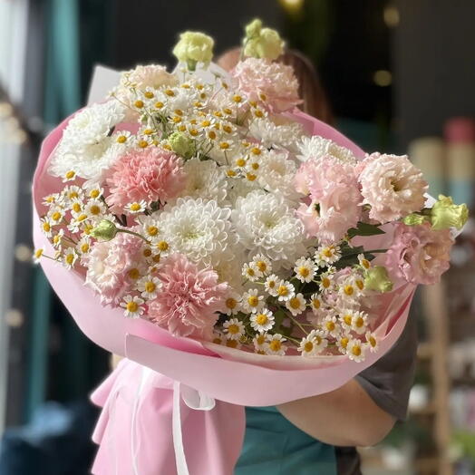 Нежный розовый букет с ромашками