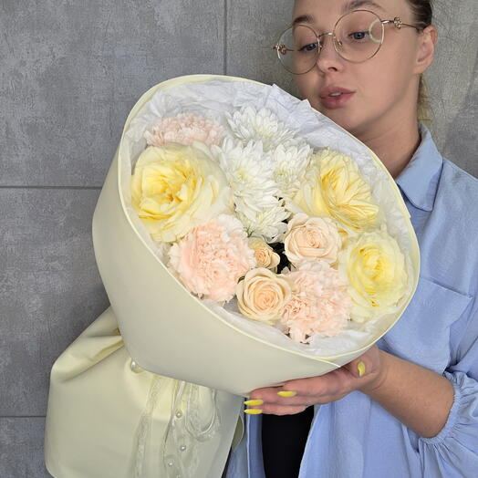 Нежный круглый букет с пионовидными розами
