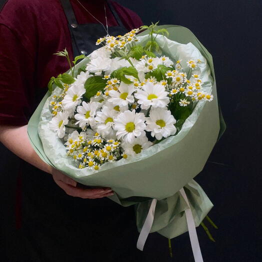 Зелёный букет с ромашками