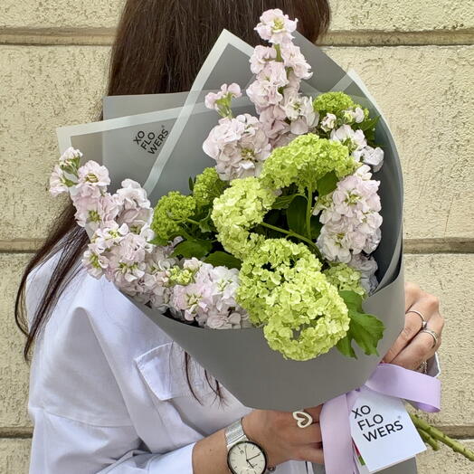 Букет из ароматной маттиолы и вибурнума от XOFLOWERS