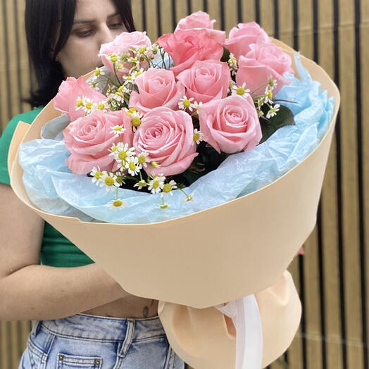 Букет из роз и танацетума