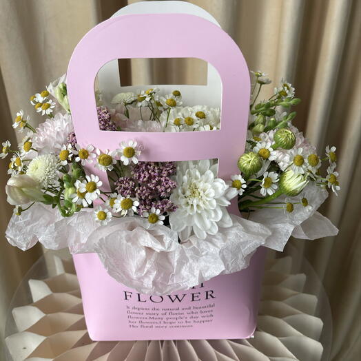 Композиция в розовой сумочке с хризантемой, ромашкой и львиным зевом🎀