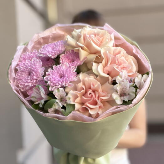Букет «розовый закат»🌸️ с великолепными французскими розами, кустовой хризантемой и стойкими альстромериями ️