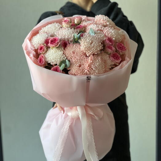 Букет с хризантемой и кустовой розой