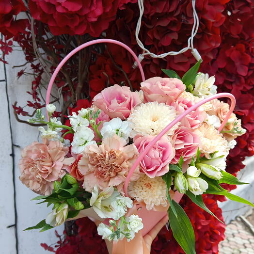 Нежная композиция с розами и диантусами 🌸🌱🩷
