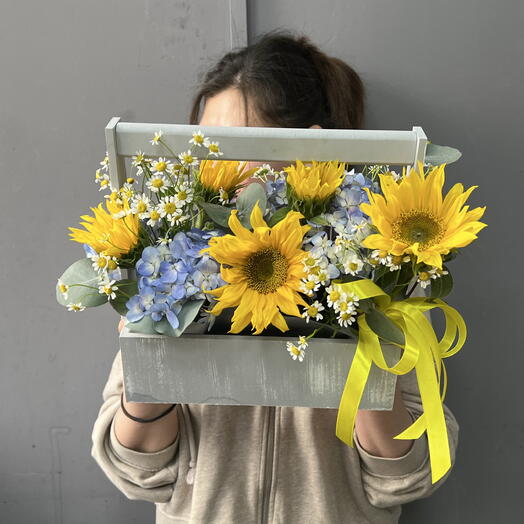 Ромашки, гортензия и подсолнухи в деревянном ящике 💛