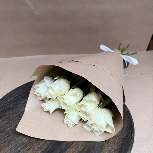 Кулек белых роз