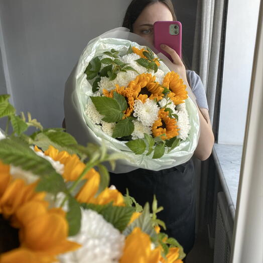 Букет хризантемы и подсолнухи с малиной