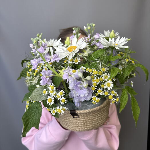 Цветочная корзина с ромашками