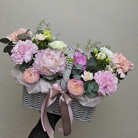 Композиция в корзиночке с пион и кружевными диантусами 💓