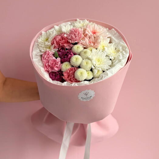 Круглый сборный букет с хризантемой, кустовой розой и диантусами🌸🩷