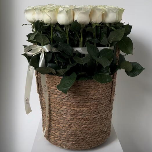 White roses is Basket