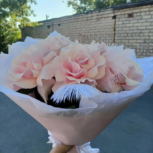 Французские малиновые розы