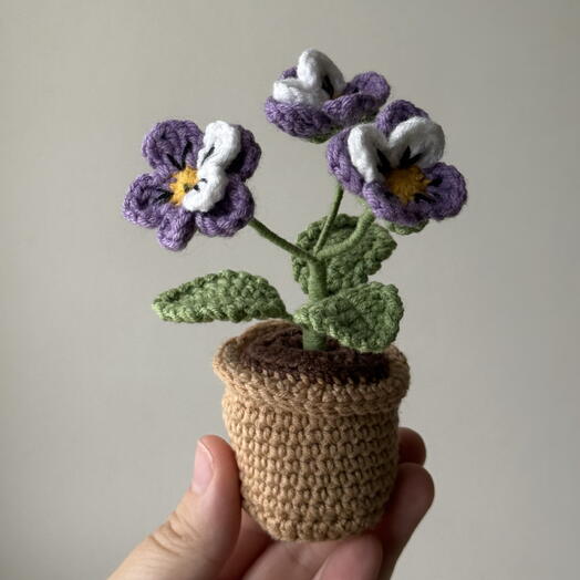 Фиалка в горшке💜