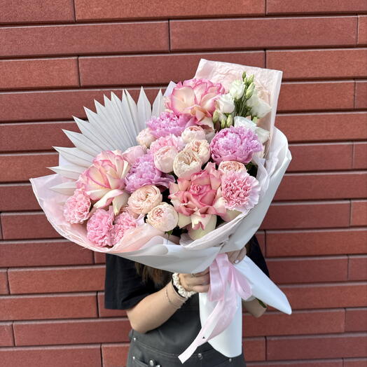 Букет сборный 🎀 из пионов, диантусов, ажурных роз, кустовых пионовидные роз, эустомы