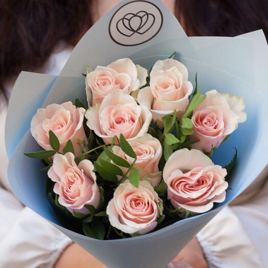 Букет из 9 нежно-розовых роз 35-40 см (Кения) с фисташкой в голубой пленке