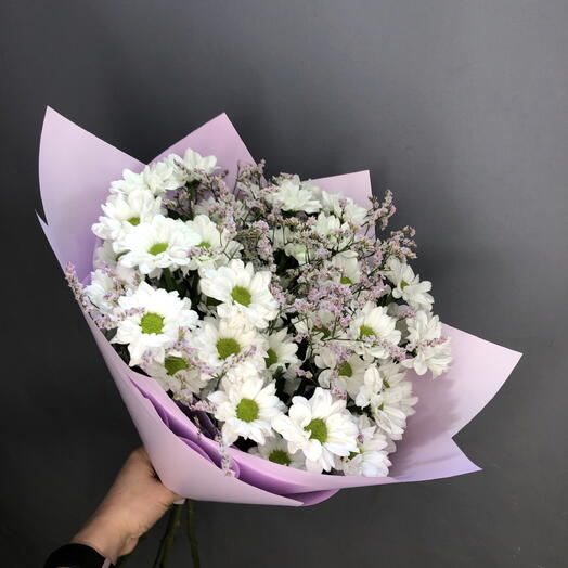 Букет белых ромашковых хризантем с лимониумом🌸
