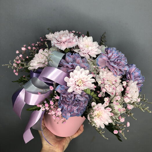 Нежные диантусы и хризантемы в шляпной коробке🌸🌸🌸