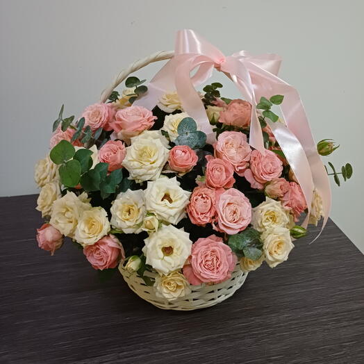 Корзина с розами и эвкалиптом