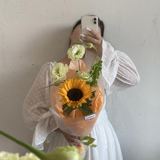 Летний букет комплимент с подсолнухом, лизиантусом и молюцеллой 🌿🌻
