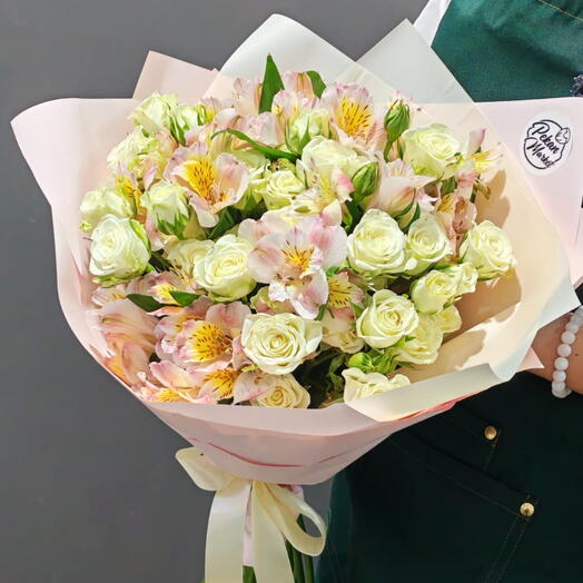 Букет с белыми кустовыми розами и альстромерией