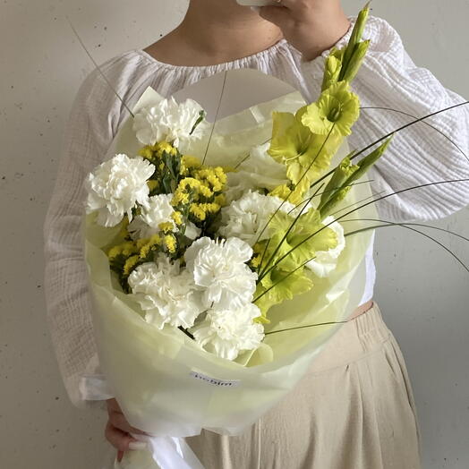 Букет сочно зеленый с белыми оттенками 💚 гладиолусы, лизиантус, берграс, статица