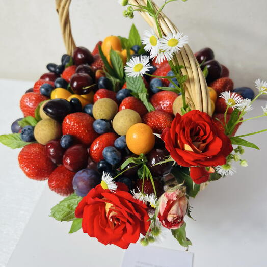 Корзина с ягодами и розой