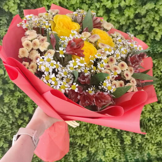 Букет яркий с розой и ромашкой