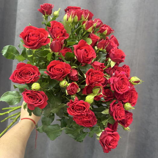 Букет из 9 красных кустовых роз