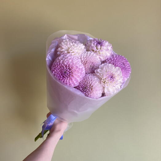 Нежный букет из георгинов
