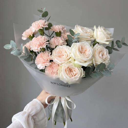 Букет с пионовидными розами White Ohara, диантусами и эвкалиптом от XOFLOWERS