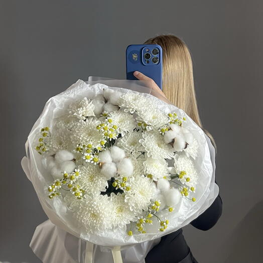 Букет из хризантемы, ромашки и хлопка