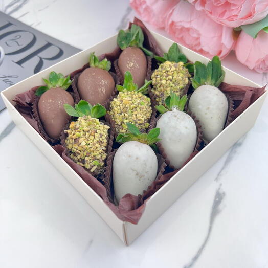 Chocolate-Dipped Strawberries "Pistachio 9 Berries"