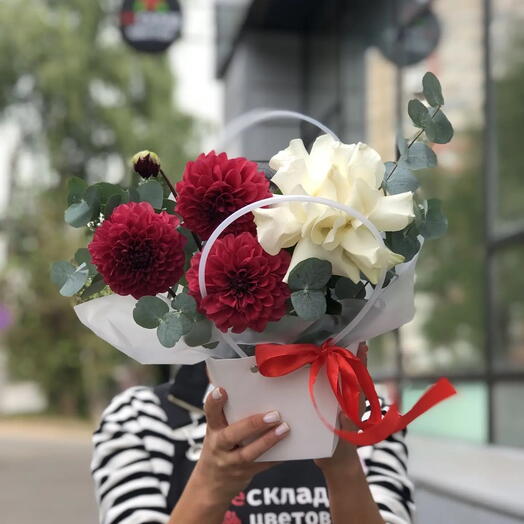 Композиция в сумочке "Французская роза и георгины в сумочке"