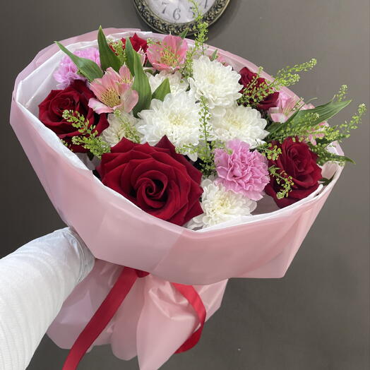 Яркий букет с бордовыми розами 🌹